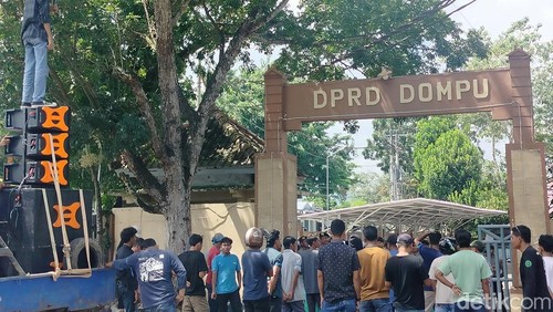 Karyawan PT Rangga Eka Pratama saat melakukan aksi unjuk rasa di depan kantor DPRD Dompu, Kamis (10/4/2025).