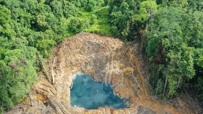 Kawasan Hutan di Samarinda Rusak Akibat Tambang Ilegal Foto udara Kawasan Hutan Dengan Tujuan Khusus (KHDTK) Diklat Kehutanan Fakultas Kehutanan Unmul yang rusak di Samarinda, Kalimantan Timur, Kamis (10/4/2025). Menurut Kepala Laboratorium Alam KHDTK Diklathut Fahutan Unmul Rustam Fahmy sekitar 3,26 hektare lahan di KHDTK itu diratakan dengan alat berat diduga untuk alih fungsi lahan sebagai kawasan tambang ilegal yang berlangsung sejak 5 April 2025. ANTARA FOTO/M Risyal Hidayat/Spt.