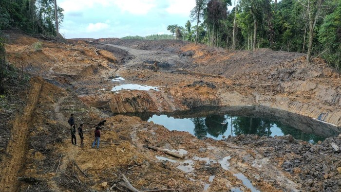 Foto udara Kawasan Hutan Dengan Tujuan Khusus (KHDTK) Diklat Kehutanan Fakultas Kehutanan Unmul yang rusak di Samarinda, Kalimantan Timur, Kamis (10/4/2025). Menurut Kepala Laboratorium Alam KHDTK Diklathut Fahutan Unmul Rustam Fahmy sekitar 3,26 hektare lahan di KHDTK itu diratakan dengan alat berat diduga untuk alih fungsi lahan sebagai kawasan tambang ilegal yang berlangsung sejak 5 April 2025. ANTARA FOTO/M Risyal Hidayat/Spt.