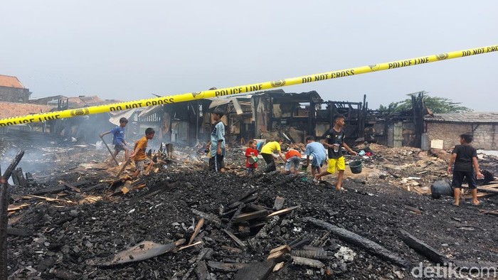 Kebakaran jongko kayu di Sukahaji Bandung.
