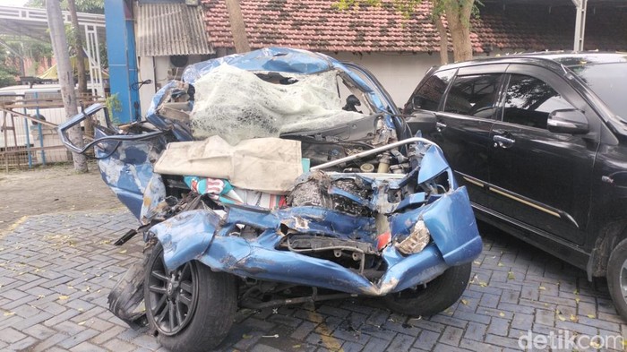 Kecelakaan maut Bus Rajawali Indah jurusan Bojonegoro-Surabaya dan Izusu Panther warna biru di duduksampeyan gresik