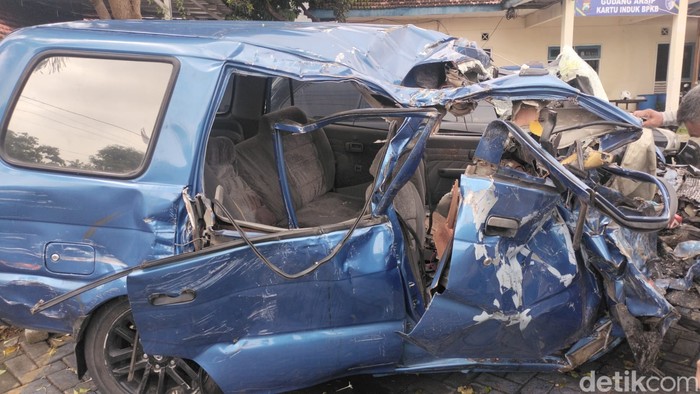 Kecelakaan maut Bus Rajawali Indah jurusan Bojonegoro-Surabaya dan Izusu Panther warna biru di duduksampeyan gresik