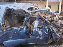 Ngerinya Kondisi Panther yang Dihantam Bus hingga Seisi Mobil Tewas