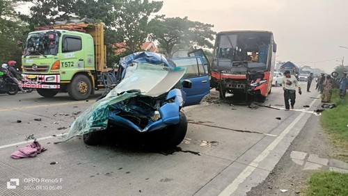 Kecelakaan maut Bus Rajawali Indah jurusan Bojonegoro-Surabaya dan Izusu Panther warna biru di duduksampeyan gresik