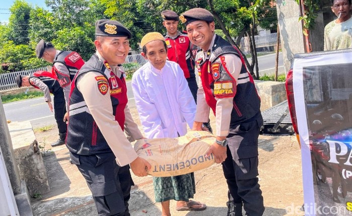 Kegiatan patroli sambil bersedekah Polres Situbondo