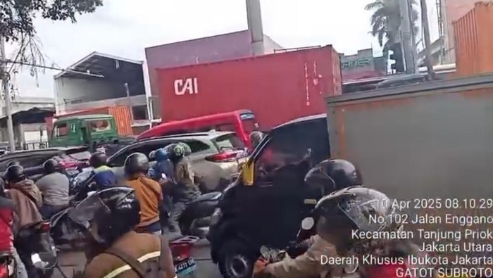 Kemacetan parah terjadi di Priok, Jakarta Utara imbas gate ke pelabuhan eror, Kamis (10/4/2025).