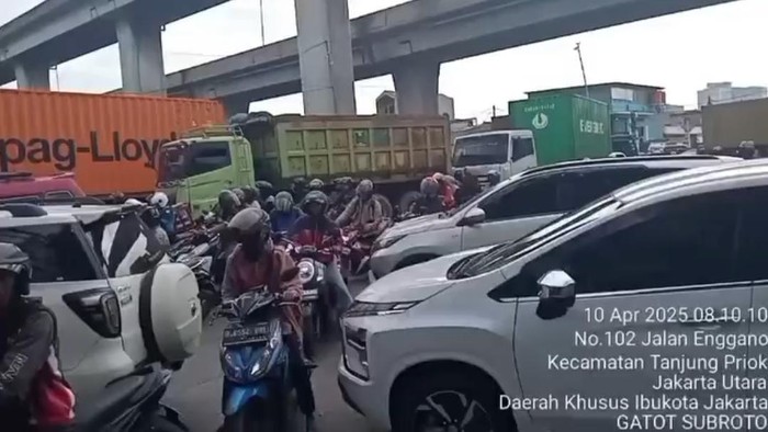 Kemacetan parah terjadi di Priok, Jakarta Utara imbas gate ke pelabuhan eror, Kamis (10/4/2025).