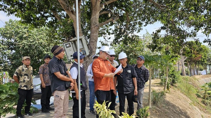 Kepala Dinas PU SDA Jatim Baju Trihaksoro meninjau pembersihan saluran dari Bendungan Boreng Lumajang.