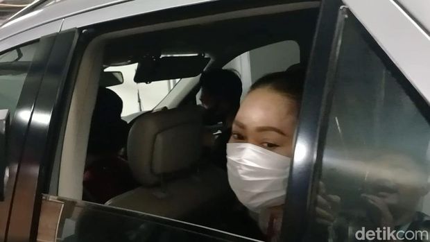 Kerabat menjenguk Titiek Puspa.