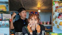 Salah satunya ketika wanita kelahiran 5 April itu menikmati segelas Milo hangat saat liburan bersama suaminya di Desa Sukomakmur, Magelang. Foto: Instagram @sysiio