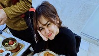 Jalan-jalan ke Korea Selatan, Sissy makan katsu di restoran. Selain katsu, Sissy juga memesan hidangan lain yang tidak kalah menarik. Foto: Instagram @sysiio