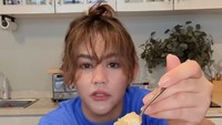 Selain kulineran, kakak Vanesha Prescilla itu juga hobi masak. Ini momen ketika ia mencicipi dessert Cheesecuit dengan resep pribadinya. Foto: Instagram @sysiio