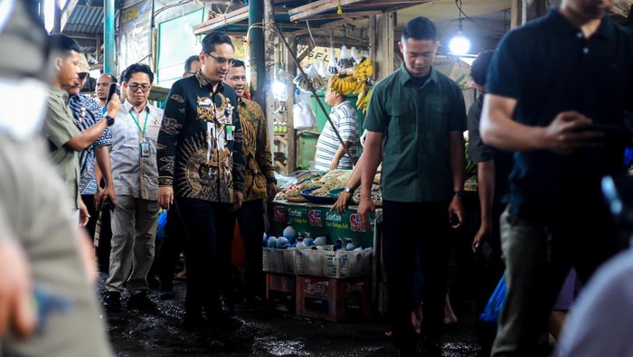 Walkot Rico Waas meninjau Pasar Simalingkar yang becek (Dok. Pemkot Medan)