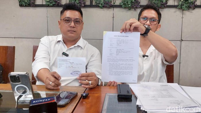 Kuasa hukumnya dari Fra & Co Law Frim, Ferdy Rizky Adilya dan Gumilang Gatot.