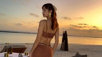 Balutan busana yang sesuai dengan suasana pantai yang indah membuatnya semakin anggun bersanding dengan langit pantai nan Indah. (Instagram/lalalalisa_m)