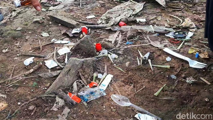 Limbah medis berceceran di Karangligar Karawang.