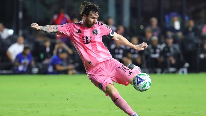 FORT LAUDERDALE, FLORIDA - APRIL 06: Lionel Messi #10 of Inter Miami CF scores the teams first goal during the MLS match between Inter Miami CF and Toronto FC at Chase Stadium on April 06, 2025 in Fort Lauderdale, Florida. (Photo by Leonardo Fernandez/Getty Images)
