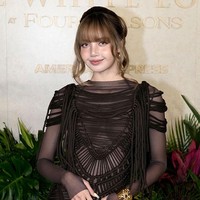 Untuk melengkapi dandanannya, Lisa BLACKPINK memakai beberapa perhiasan emas seperti anting-anting, cincin, dan gelang berbentuk unik di tangan kanannya. Personel asal Thailand itu kembali dengan poni rata yang sudah menjadi ciri khasnya. Foto: Getty Images