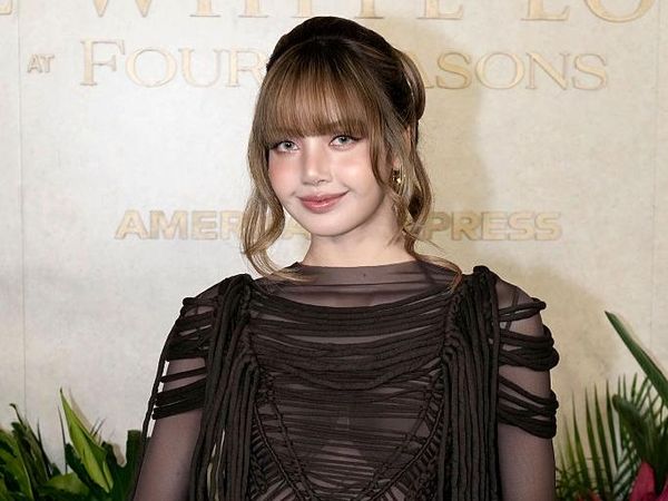 7 Gaya Lisa BLACKPINK di Lokasi Syuting The White Lotus 3, Naik Motor Karbu