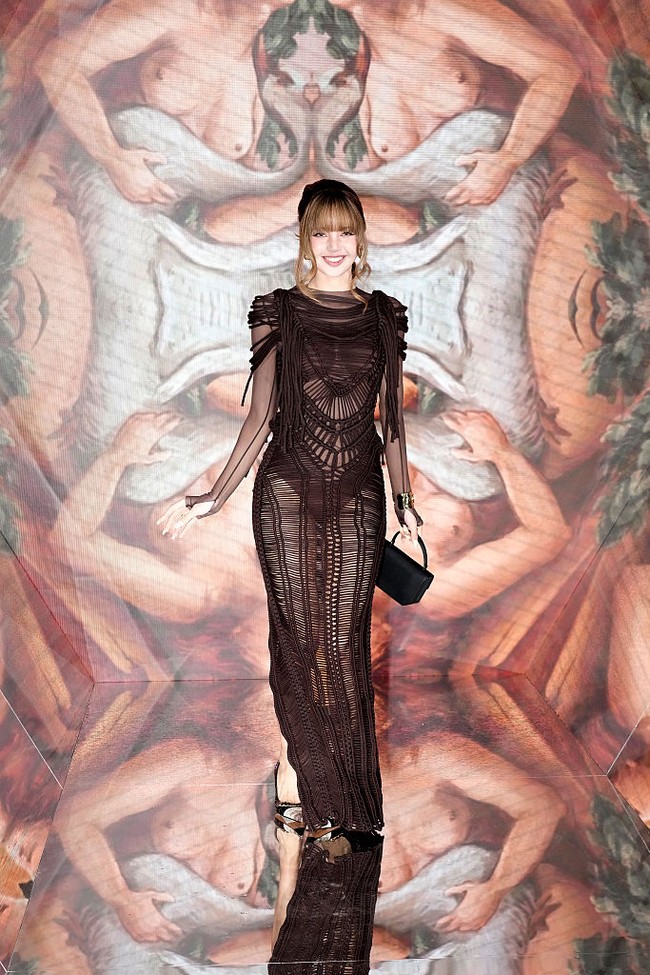 Para pemain serial The White Lotus 3 berkumpul untuk merayakan berakhirnya season ketiga di Four Seasons Hotel Westlake Village, California baru-baru ini. Dalam kesempatan itu, Lisa BLACKPINK memilih gaun menerawang berwarna coklat dari Roberto Cavalli Spring/Summer 2025. Foto: Getty Images