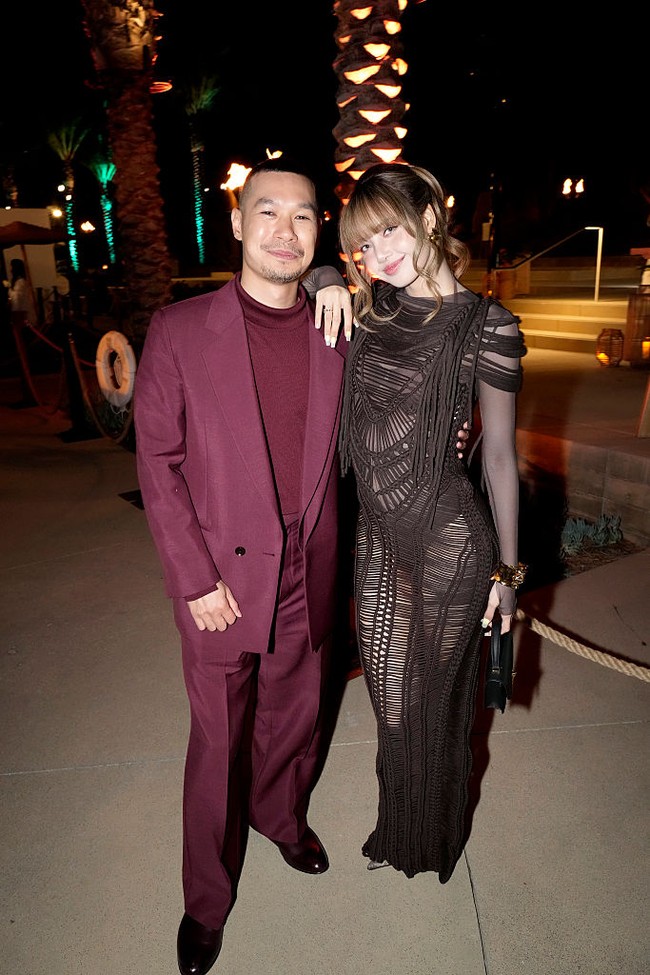 Lisa BLACKPINK juga mengabadikan momen bersama aktor Thailand, Tayme Thapthimthong yang menjadi rekan kerjanya dalam serial The White Lotus 3. Karakter Tayme, Gaitok diceritakan terang-terangan menunjukkan ketertarikannya terhadap karakter Lisa BLACKPINK, Mook. Foto: Getty Images