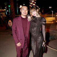 Lisa BLACKPINK juga mengabadikan momen bersama aktor Thailand, Tayme Thapthimthong yang menjadi rekan kerjanya dalam serial The White Lotus 3. Karakter Tayme, Gaitok diceritakan terang-terangan menunjukkan ketertarikannya terhadap karakter Lisa BLACKPINK, Mook. Foto: Getty Images