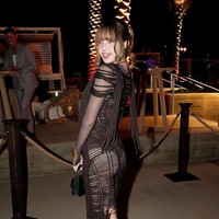 Penampilan Lisa BLACKPINK sontak ramai menjadi perbincangan penggemar di media sosial. Tak sedikit yang terpukau dengan bentuk tubuhnya yang ideal. Gaun tersebut mengekspos bagian otot perut, paha, dan bokong pelantun ‘Rockstar’ itu. Foto: Getty Images