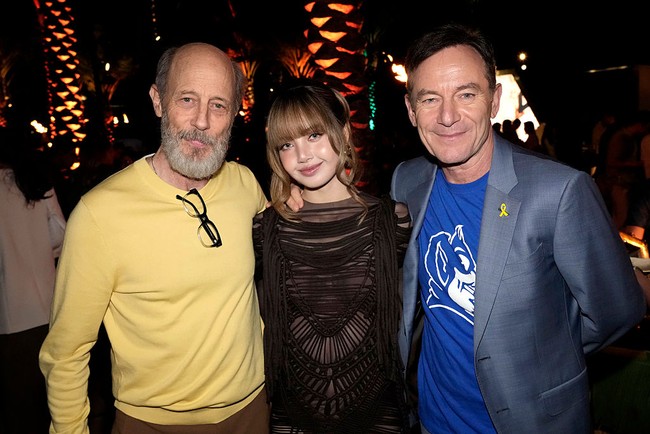 Ini penampilannya bersama dua aktor Hollywood, Jon Gries dan Jason Isaacs yang membintangi serial The White Lotus 3. Foto: Getty Images