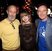Ini penampilannya bersama dua aktor Hollywood, Jon Gries dan Jason Isaacs yang membintangi serial The White Lotus 3. Foto: Getty Images