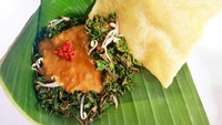 Pecel Semanggi khas Surabaya memiliki ciri khas keunikannya sendiri dengan menggunakan daun semanggi. Tetapi gegara daun semanggi yang sulit ditemukan, hidangan ini juga ikut langka. Foto: Istimewa