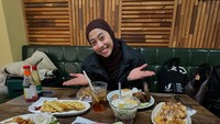 Mega tampaknya happy banget menjumpai makanan Indonesia di Busan. Mega tidak mencatumkan nama restoran dna lokasi secara detail, namun dispekulasikan itu adalah Warung Jaya, salah satu restoran Indonesia yang ada di Busan. Bisa dilihat dari hidangan khas Nusantara yang disajikan di meja: ada nasi putih, rendang, sambal, tempe, sayur, telur dadar, kerupuk, es campur, sampai gorengan. (Instagram Megawati)