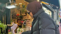 Megawati juga singgah di salah satu toko bunga artsy. Mega tidak menyebutkan lokasi secara spesifik, namun toko serupa di Busan mudah dijumpai di area Seomyeon, salah satu distrik paling ramai dan populer untuk belanja, kuliner, dan street culture. Khususnya, di lorong-lorong Seomyeon, terutama dekat Seomyeon Underground Shopping Center atau Jeonpo Cafe Street. (Instagram Megawati)