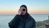 Megawati berpose di tepi laut saat matahari hampir terbenam. Dia tidak menandai lokasi, namun dispekulasikan lokasi itu adalah aman Pantai Igidae (Igidae Coastal Walk) atau Tebing Yonggungsa dekat Haedong Yonggungsa Temple. (Instagram Megawati)