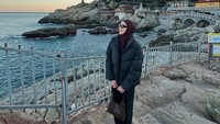 Megawati saat berada di spot lain Haedong Yonggungsa Temple, salah satu kuil paling ikonik di Busan. Uniknya, kuil itu terletak di tepi laut, berbeda dari kebanyakan kuil di Korea yang biasanya berada di pegunungan. Pemandangan laut, tebing batu, dan arsitektur kuil tradisional yang menawan membuat tempat ini sangat populer untuk foto-foto, terutama saat sunrise. (Instagram Megawati)