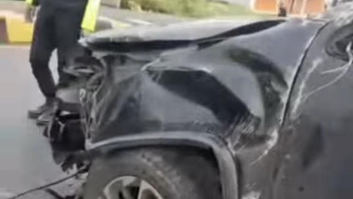 Mobil dinas Bupati Luwu Utara, Andi Rahim mengalami kecelakaan tunggal dengan menabrak pembatas jalan dan terbalik di Kabupaten Luwu, Sulawesi Selatan (Sulsel).