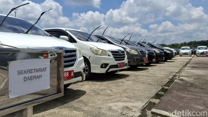 Mobil dinas saat dikumpulkan di Perkantoran Tenayan, Pekanbaru. (Raja Adil Siregar/detikSumut)