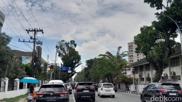 Mobil parkir berlapis di dekat RSUD Dr Pirngadi Medan (Nizar Aldi/detikSumut)