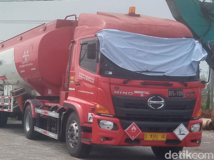 Mobil tangki BBM diparkir di halaman parkir Polres Klaten, Kamis (10/4/2025).