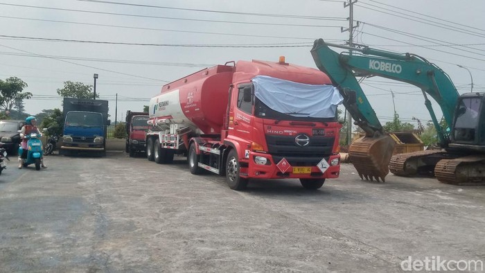 Mobil tangki BBM diparkir di halaman parkir Polres Klaten, Kamis (10/4/2025).