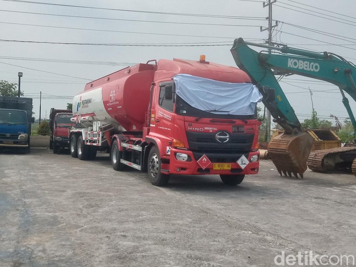 Mobil tangki BBM diparkir di halaman parkir Polres Klaten, Kamis (10/4/2025).
