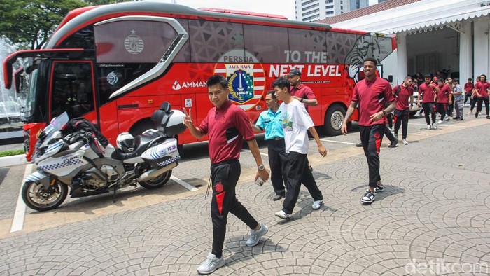 Momen Penggawa Macan Kemayoran Bertemu Pramono di Balkot DKI Jakarta Gubernur dan Wakil Gubernur DKI Jakarta Pramono Anung-Rano Karno menjamu official dan pemain Persija di Balai Kota hari ini. Para pemain Persija pun meminta kepada Pramono agar mereka bisa menggelar pertandingan kandang di Jakarta.