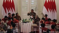 Pramono Anung dan Rano Karno menyambut langsung kedatangan para pemain Persija.  