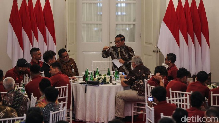 Momen Penggawa Macan Kemayoran Bertemu Pramono di Balkot DKI Jakarta Gubernur dan Wakil Gubernur DKI Jakarta Pramono Anung-Rano Karno menjamu official dan pemain Persija di Balai Kota hari ini. Para pemain Persija pun meminta kepada Pramono agar mereka bisa menggelar pertandingan kandang di Jakarta.