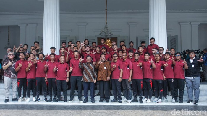 Momen Penggawa Macan Kemayoran Bertemu Pramono di Balkot DKI Jakarta Gubernur dan Wakil Gubernur DKI Jakarta Pramono Anung-Rano Karno menjamu official dan pemain Persija di Balai Kota hari ini. Para pemain Persija pun meminta kepada Pramono agar mereka bisa menggelar pertandingan kandang di Jakarta.