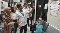 Wakil Menteri Kesehatan Dante Saksono Harbuwono (kanan) didampingi Kepala Puskesmas Kecamatan Kelapa Gading Firda Tania (kiri) melihat fasilitas ruangan CKG (Cek Kesehatan Gratis) di Jakarta Utara, Kamis (10/4/2025).