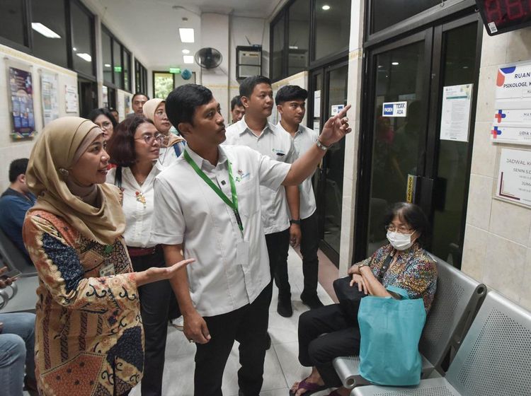 Momen Wamenkes Kunjungi Puskesmas Kelapa Gading