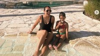 Hidup hanya sekali, so enjoy with your life, tulis Mutia di keterangan foto. Wanita yang jago make-up ini sedang berada di beach club Bali sambil menemani anaknya ngemil enak. Foto: Instagram mutia_ayuu