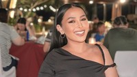 Menginap di resort Bali, Mutia menikmati makan malam di area terbuka. Ia berpose dengan segelas minuman dingin. Foto: Instagram mutia_ayuu