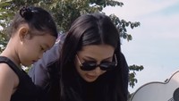 Dalam momen manis ini, Mutia sekaligus memperkenalkan lagu Cinta Takkan Usai. Lagu ini seolah menggambarkan cintanya pada sang suami. Foto: Instagram mutia_ayuu
