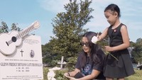 Mutia Ayu, istri mendiang Glenn Fredly baru saja memperingati 5 tahun wafatnya sang suami. Ia dan anaknya, Gewa, terlihat mengunjungi makam Glenn di Tanah Kusir. Foto: Instagram mutia_ayuu